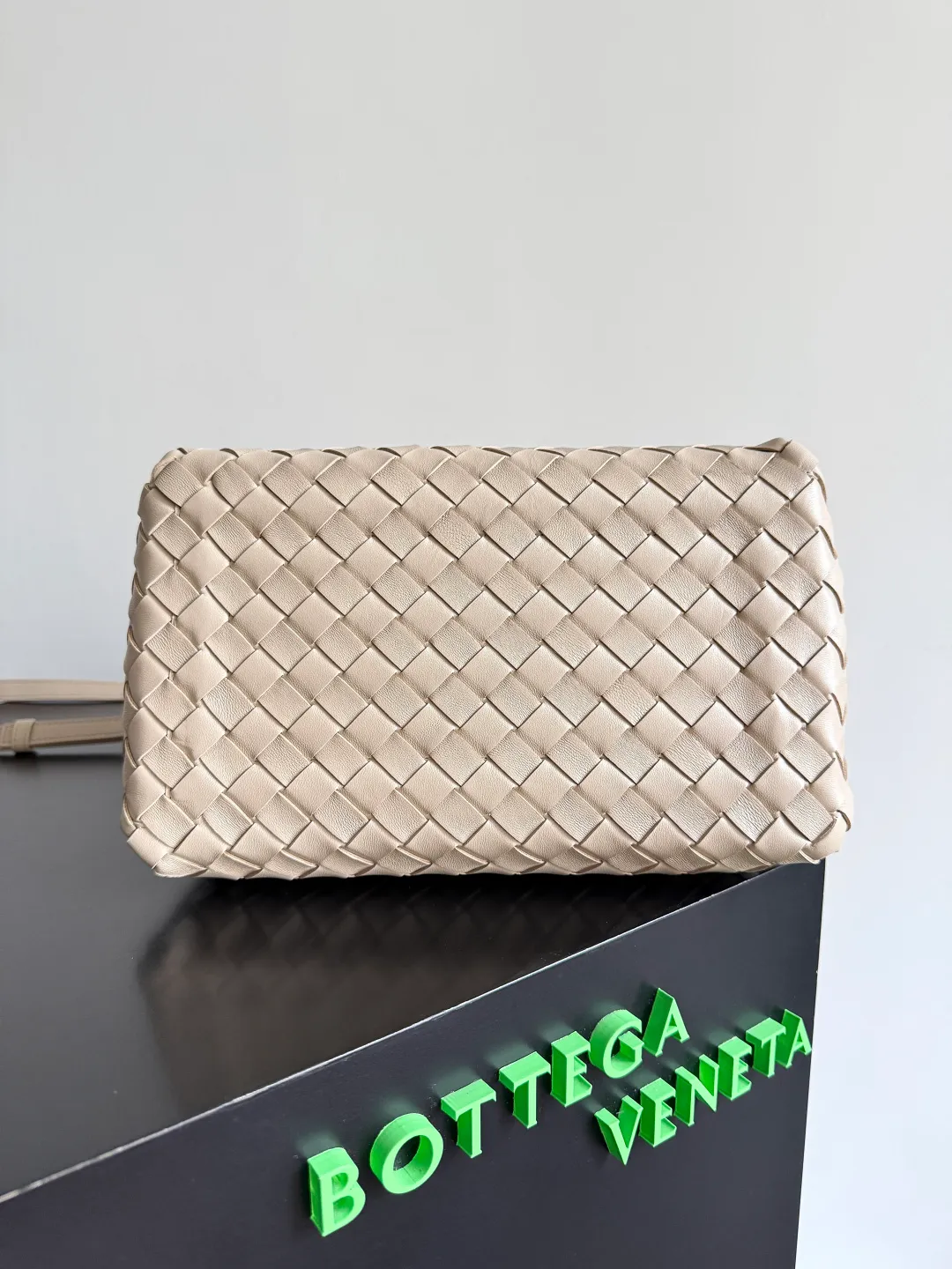 Batch 2060 BOTTEGA VENETA 2025 Autumn New Product Medium Parachuta The long-awaited new medium parachuta is here, with a unique appearance and iconic metal knots, and a whole piece of leather folds the four corners into a parachute shape! The exquisite Knot metal buckle is like putting jewelry on a bag. It is high-end and elegant. Its super capacity can hold all your things! The overall effect of this bag is very different from before. It is neither too delicate to provide a large capacity nor too bulky because of its practicality. It simply provides a perfectly suitable bag for casual and simple people👜 Style number: 835921 Size: 29.5*18.5*17.5cm